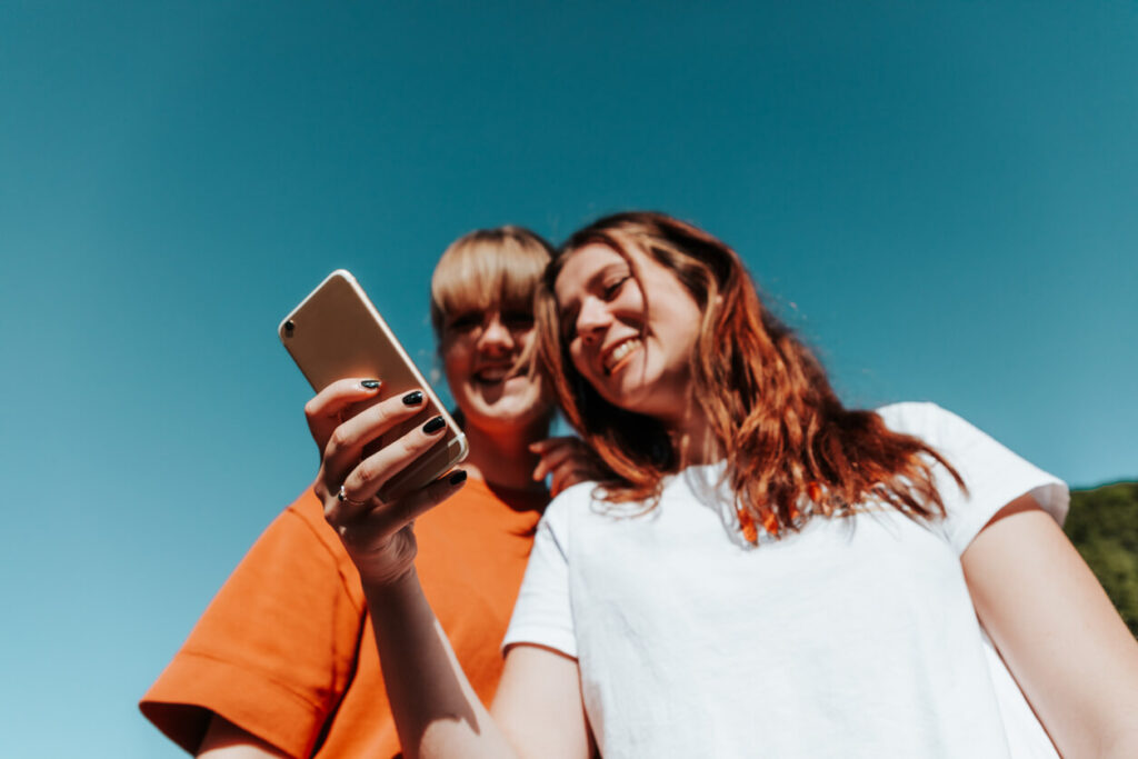Junge Menschen am Smartphone